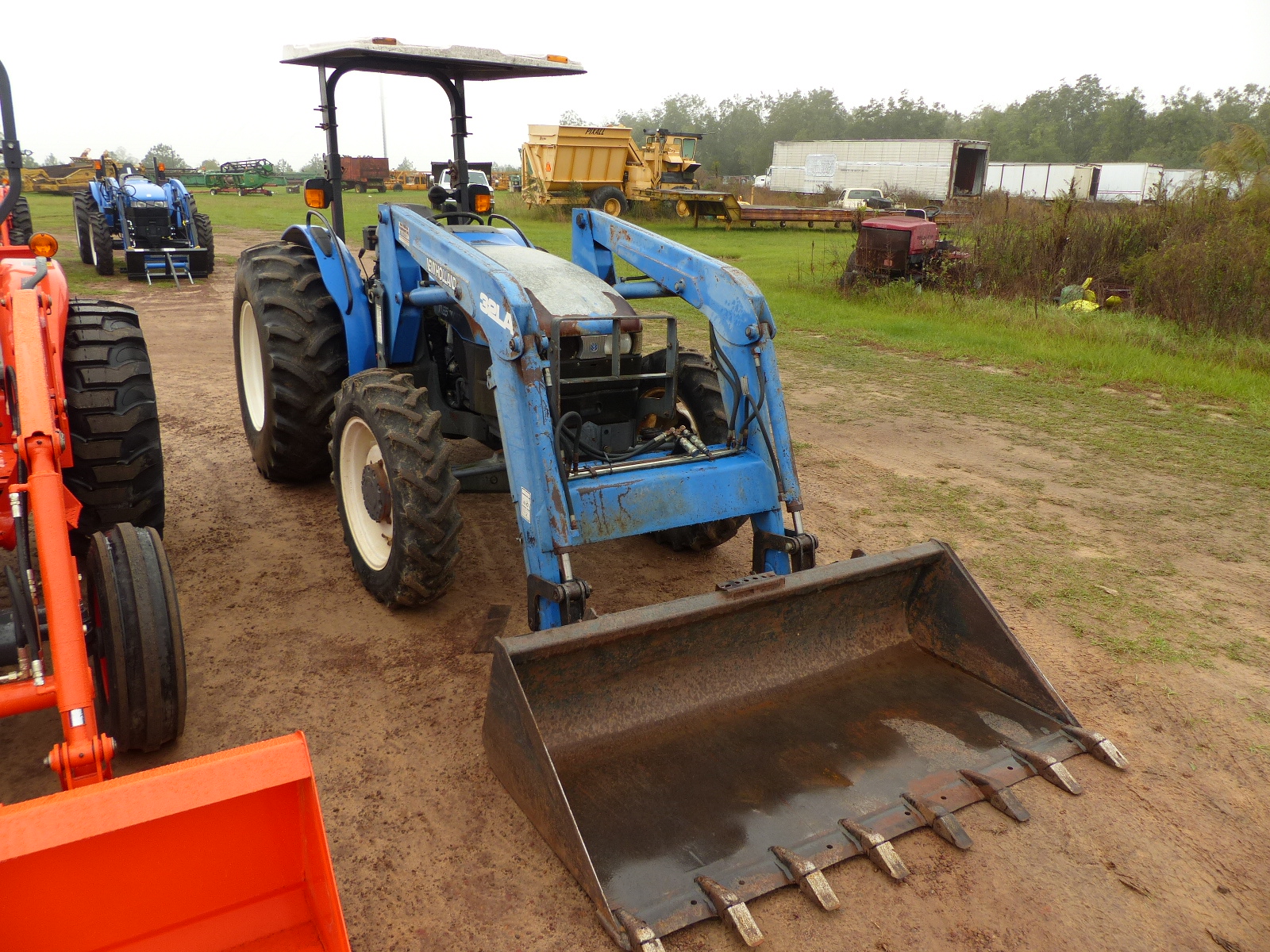 ID4680 NEW HOLLAND TN65 TRACTOR, CANOPY, 4WD, W/32LA LOADER AND