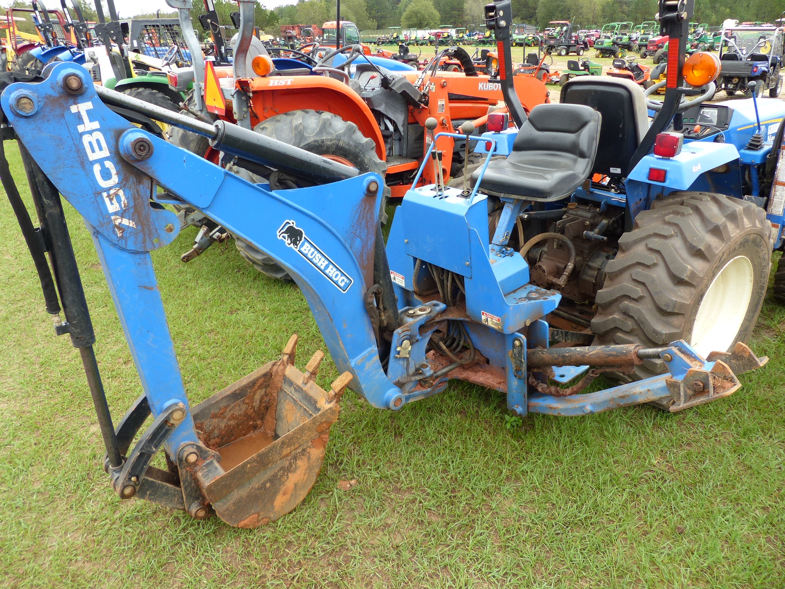 ID3869 NEW HOLLAND T1510 TRACTOR, 4WD, OPEN, W/ LOADER, BUCKET