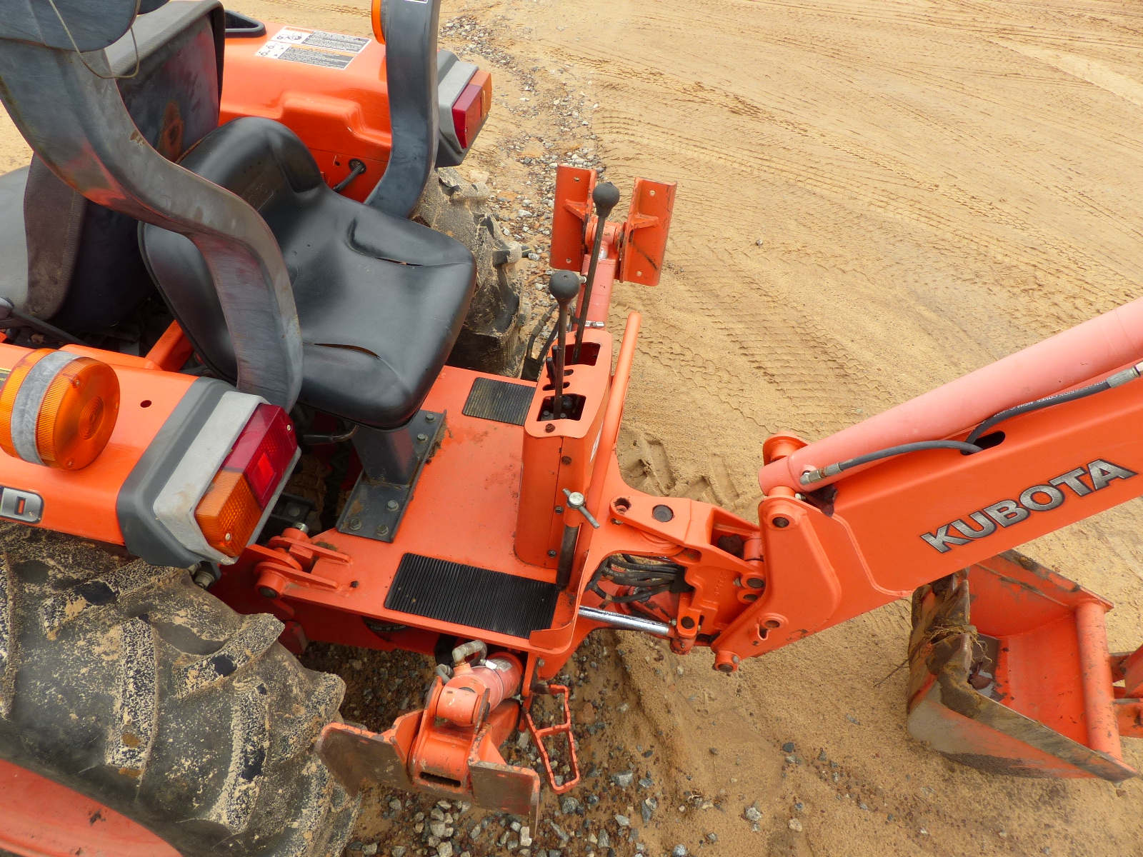 ID3961 KUBOTA L3400 TRACTOR, OPEN, 4WD, W/LA463 LOADER, BUCKET AND