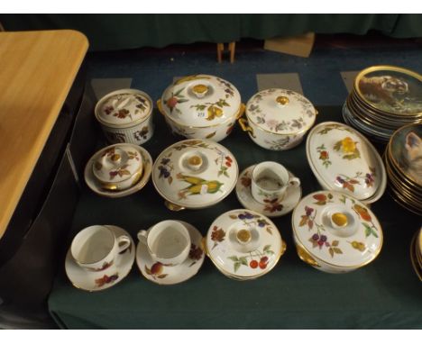 A Collection of Worcester Evesham Dinner Wares to Include Tureens, Cups and Saucers etc