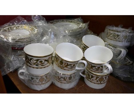 Royal Worcester Windsor tea wares, eight setting, comprising cups, saucers, side plates, tea plates, sauce boat, dish, cream 