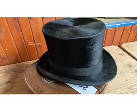  Sale Item:    CASED TOP HAT-NO NAME (AF) CO. LONDON (AF)  Vat Status:   No Vat   Buyers Premium:  This lot is subject to a B