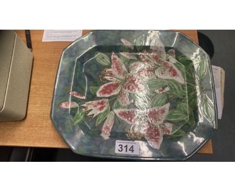  Sale Item:    HIGHLAND STONEWARE LILY TURKEY DISH DESIGN BY DORELL PIRIE  Vat Status:   No Vat   Buyers Premium:  This lot i