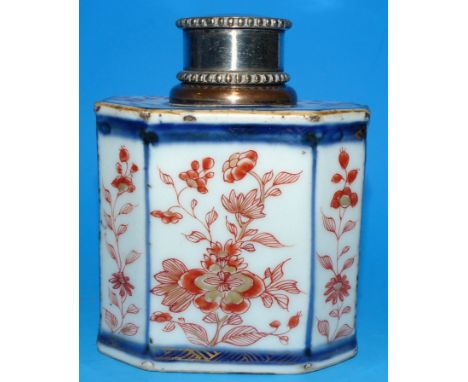 An early 18th century Chinese Imari pattern tea caddy from the Kangxi period, with replacement lid