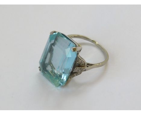 AQUAMARINE RING. An aquamarine & diamond ring set in white metal (possibly platinum). The rectangular aquamarine of approx. 1