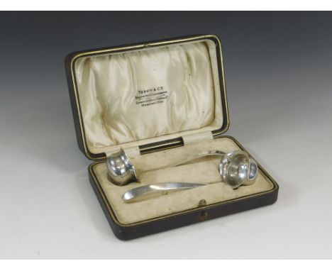 TODDY LADLES. A pair of 1930's toddy ladles in fitted case. Sheffield 1931. (One ladle with detached bowl).  Please note that