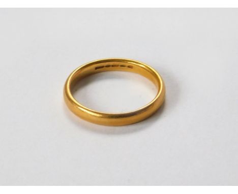WEDDING BAND. A 22ct. gold wedding band. Size K. Approx. 2.6g.  Please note that all items in this auction are previously own
