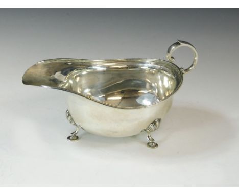 ASPREY SAUCE BOAT. An early 20th century Asprey silver sauce boat. London 1911. Width 14.5cm. Approx. 104g. (3.34 t.oz.).  Pl