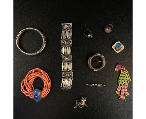 A mixed collection of jewellery to include a hallmarked Mexican .925 silver articulated bracelet along with two white metal r