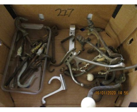 BOX CONTAINING MIXED VINTAGE BRASS HOOKS