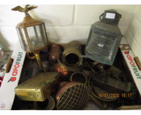 SMALL PORT SHIP’S LIGHT AND A REPRODUCTION CARRIAGE LAMP, MIXED MINIATURE BRASS WARES ETC