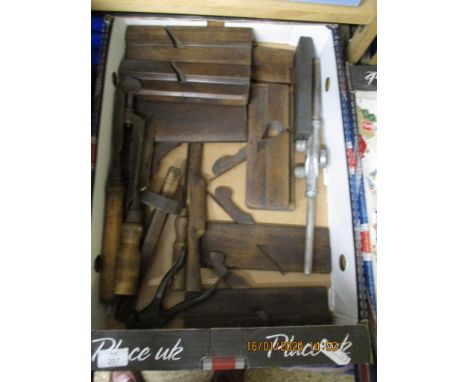 BOX CONTAINING MIXED VINTAGE TOOLS, MOULDING PLANES ETC