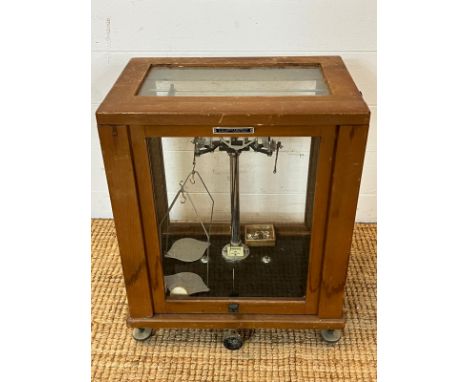 Wandy George and Becker balance scales, sat inside a wooden and glass case (H52cm W40cm D28cm)