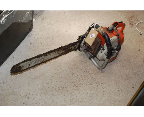 Vintage Stihl chainsaw without chain brake, running order.
