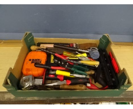 Tray of tools to include mallet and chisels etc&nbsp;