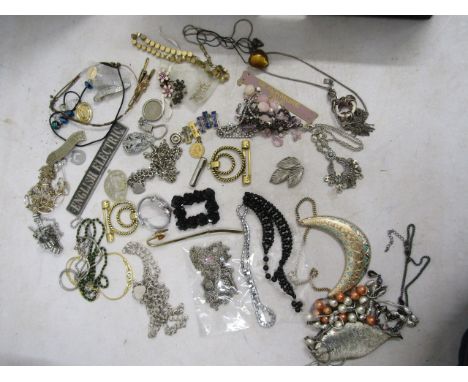 Tub of various jewellery, scarf clips, small collectables&nbsp;