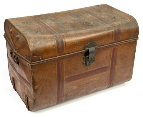 Vintage metal trunk, age related wear, H 15"/38cm x L 23"/58cm x D14"/36cm, Fair Plus to Good. Please note this lot is collec