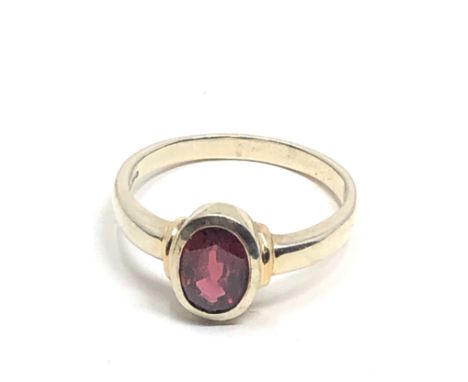 9ct white gold garnet ring (3.6g) 