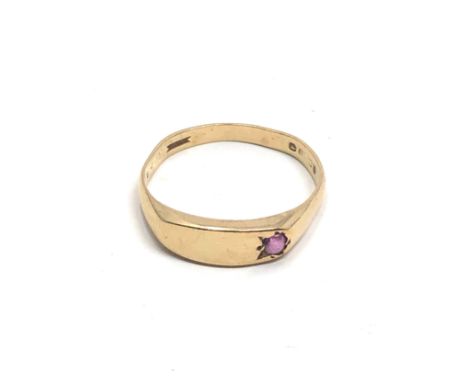 9ct gold band &amp; ruby ring  (1.1g) 
