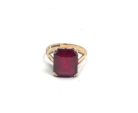 9ct gold vintage synthetic ruby cocktail ring (3.4g) 