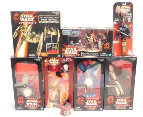 A Hasbro Star Wars Episode 1 Trade Federation Droid Fighters, Qui-Gon Jinn, Mos Espa Encounter, Watto with Data Pad (x2), Que