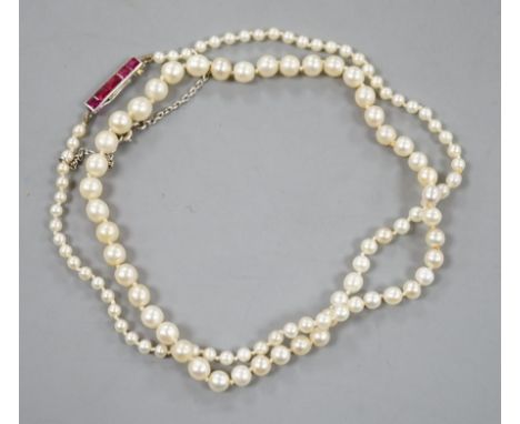 An early 20th century single strand graduated pearl necklace( pearls have not been tested as to whether or not they are natur