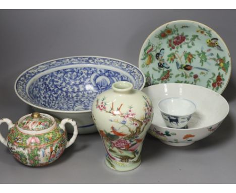 A Chinese famille rose plate and an assortment of four other Chinese ceramics and a wash basin (6)