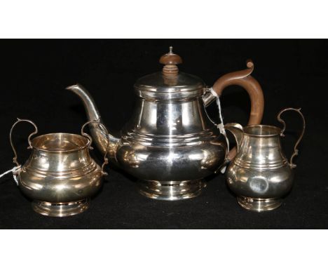 A George V silver three-piece tea service, by Wilmot Manufacturing Co, Birmingham, 1923/4, gross 18 oz.