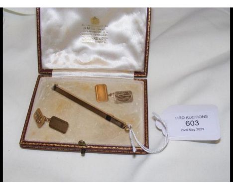 A 9ct gold propelling cocktail swizzle stick, together with a pair of gents 9ct gold cufflinks