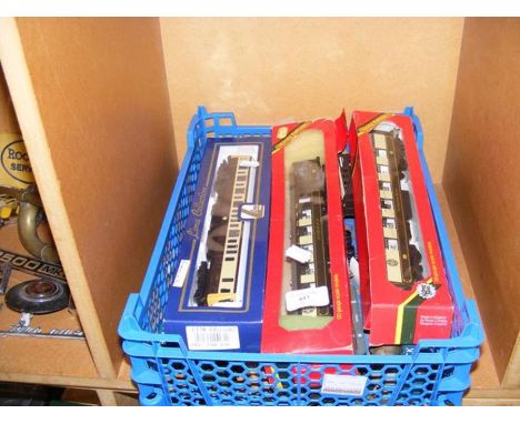 Assorted boxed and unboxed 00 gauge carriages and wagons, including a Lima GWR carriage 