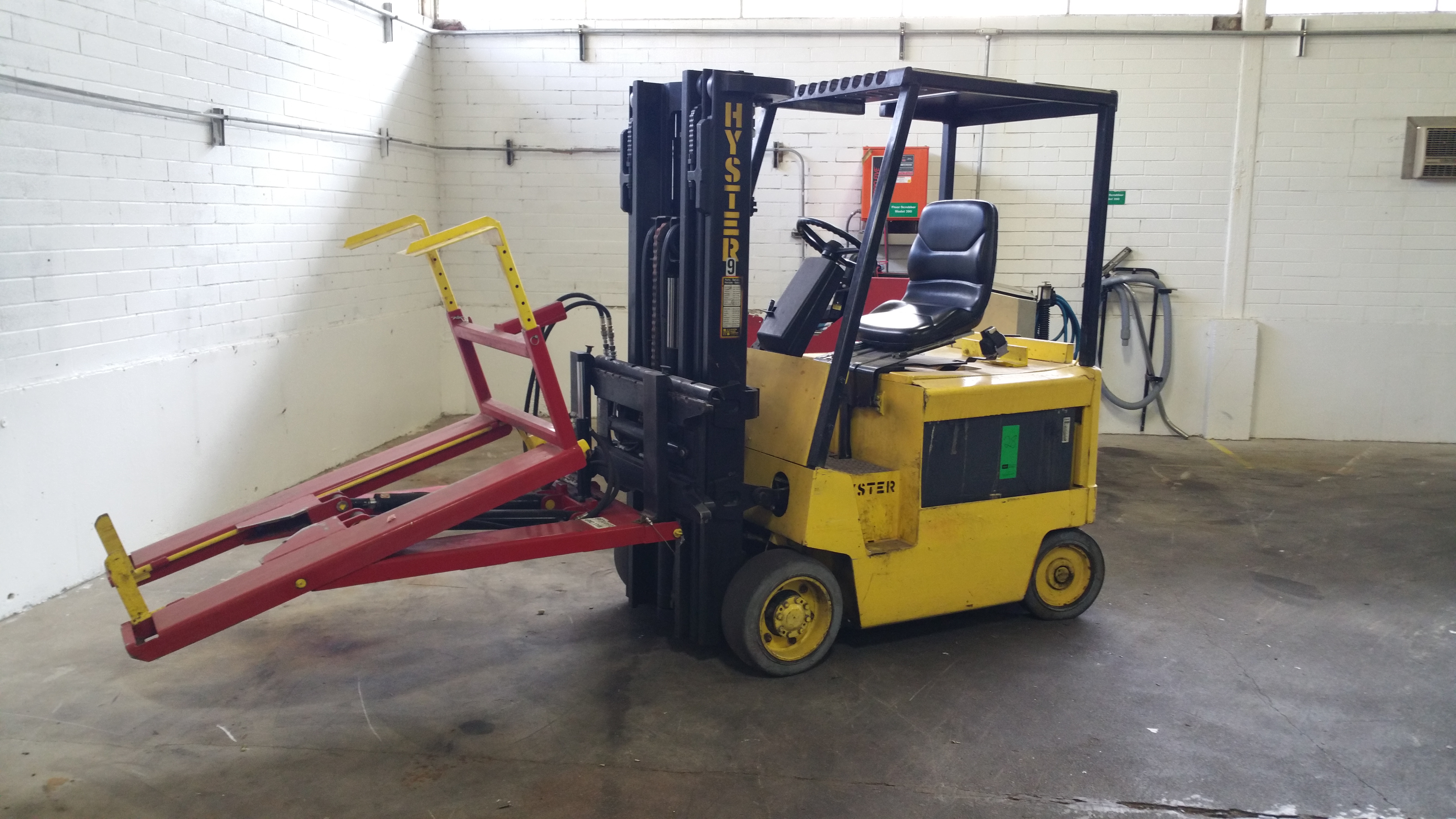 Hyster Aprox 3 500 Lb Sit Down Electric Forklift With Tote Dump Attachment 3 Stage Mast Side