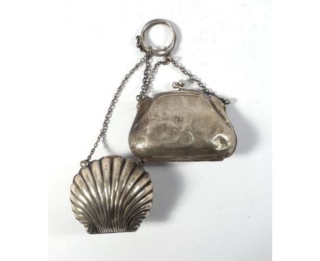 An Edwardian silver evening purse of shell shaped form suspended on a chainlink finger loop, maker J&C, Birmingham 1910, w. 6