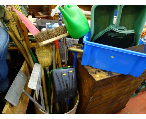 Folding workmate bench, quantity of long handled tools in a metal banded cardboard bucket, blue tub of similar items etc 