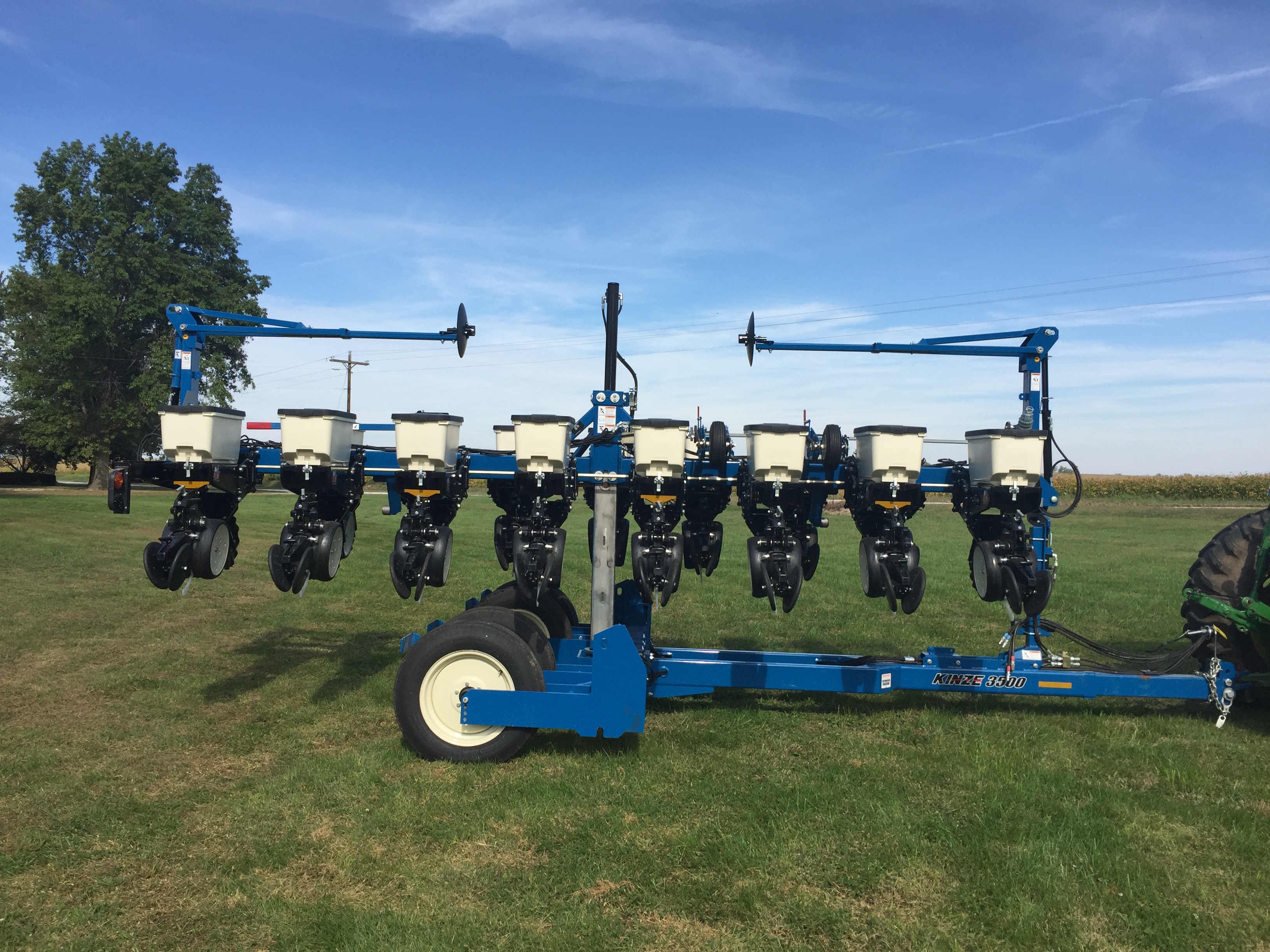 Kinze 3500 Planter 8/15 Row (NEW), KPM III Motor, HD down pressure