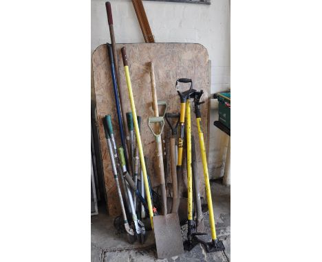 Collection of garden tools, shovels, picks, shears, fork etc. (B.P. 21% + VAT) 