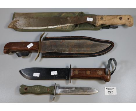 Box containing divers knife with military mark, machete in fabric sheath, Pakistan knife in sheath etc. (4)(B.P. 21% + VAT) 