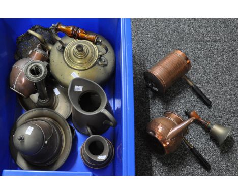 Box containing various brass and copper ware to include: a brass kettle with an amber Bakelite handle, two beaten copper cide