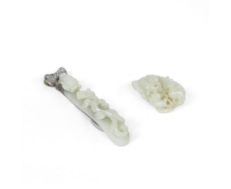 A PALE GREEN JADE BELT HOOK AND A SMALL JADE 'CATS' GROUP19th centuryThe pale green jade belt hook with a chilong crawling to