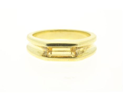 Geelgouden ring bezet met citrien, gehalte 585/000, bruto gewicht 5.7 gram. Maat 16.5.