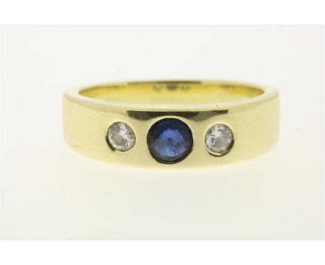 Geelgouden ring bezit met diamant, briljantgeslepen en saffier, gehalte 585/000, bruto gewicht 4.9 gram. Maat 16.