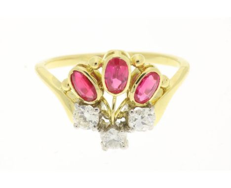 Bicolor ring bezet met robijnen en diamant briljant en oud slijpsel, circa 0.44 ct., G-H, VS-SI, gehalte 750/000, gezet gemet