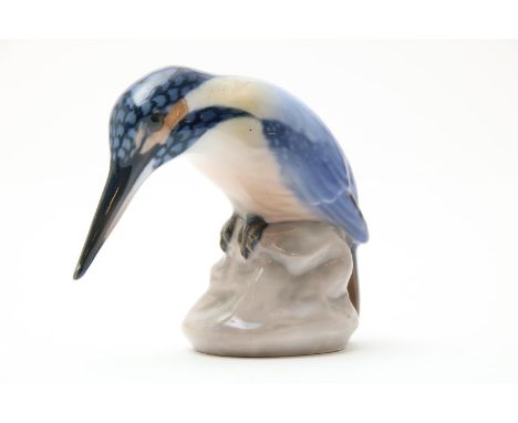 Polychroom geglazuurd porseleinen beeldje van een IJsvogel, model: 1885 'Kingfisher', ontwerp Bing &amp; Grøndahl, uitvoering
