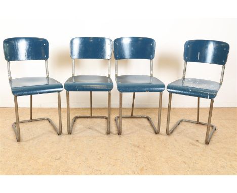 Serie van 4 chroombuis Gispen-stoelen met blauw houten zitting en rugleuning, model 107, geproduceerd tussen 1934 en 1966. (v