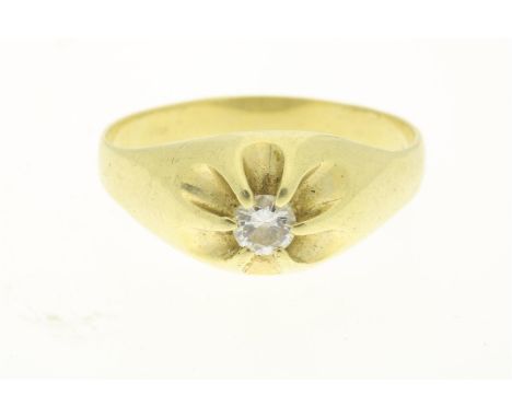 Geelgouden ring bezet met diamant, circa 0.15 ct., gehalte 585/000, bruto gewicht 3.2 gram. Maat 17.25.