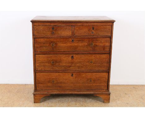 Eiken Georgian commode met 5 laden, Engeland, 18e eeuw, h. 100, br. 93, d. 51 cm. (ladetrekkers ontbreken).