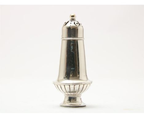 Zilveren Art Deco strooier, glad met ribbel rand en bekroond met bolknop, gehalte 925/000, meesterteken:"VK9": H.J. van Kuijc