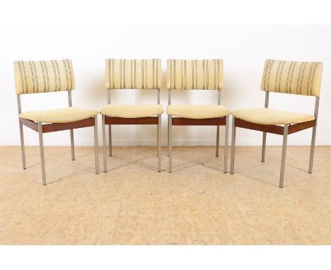 Serie van 4 vintage stoelen met stoffen rugleuning en zitting, sticker onderzijde Topform, 60-er jaren.