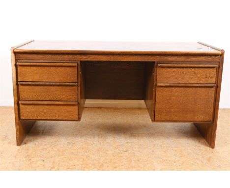 Gefineerd eiken vintage bureau met 5 laden, 70-er jaren, 77 x 176 x 75 cm. (geen sleutel aanwezig); hierbij een bijpassende o