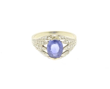 Gouden ring bezet met blauwe saffier, Ceylon, circa 2.00 ct. en diamanten, 0.10 ct., gezet gemeten en gewaardeerd, gehalte 58