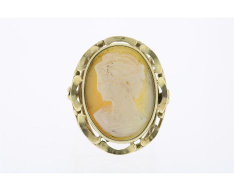 Een 14-karaats gouden ring met een schelpcamee, bruto gewicht circa. 5.5 gram.
